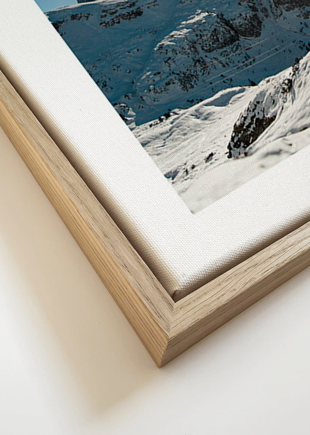 Landschap kunst: besneeuwde bergketen onder felle zon