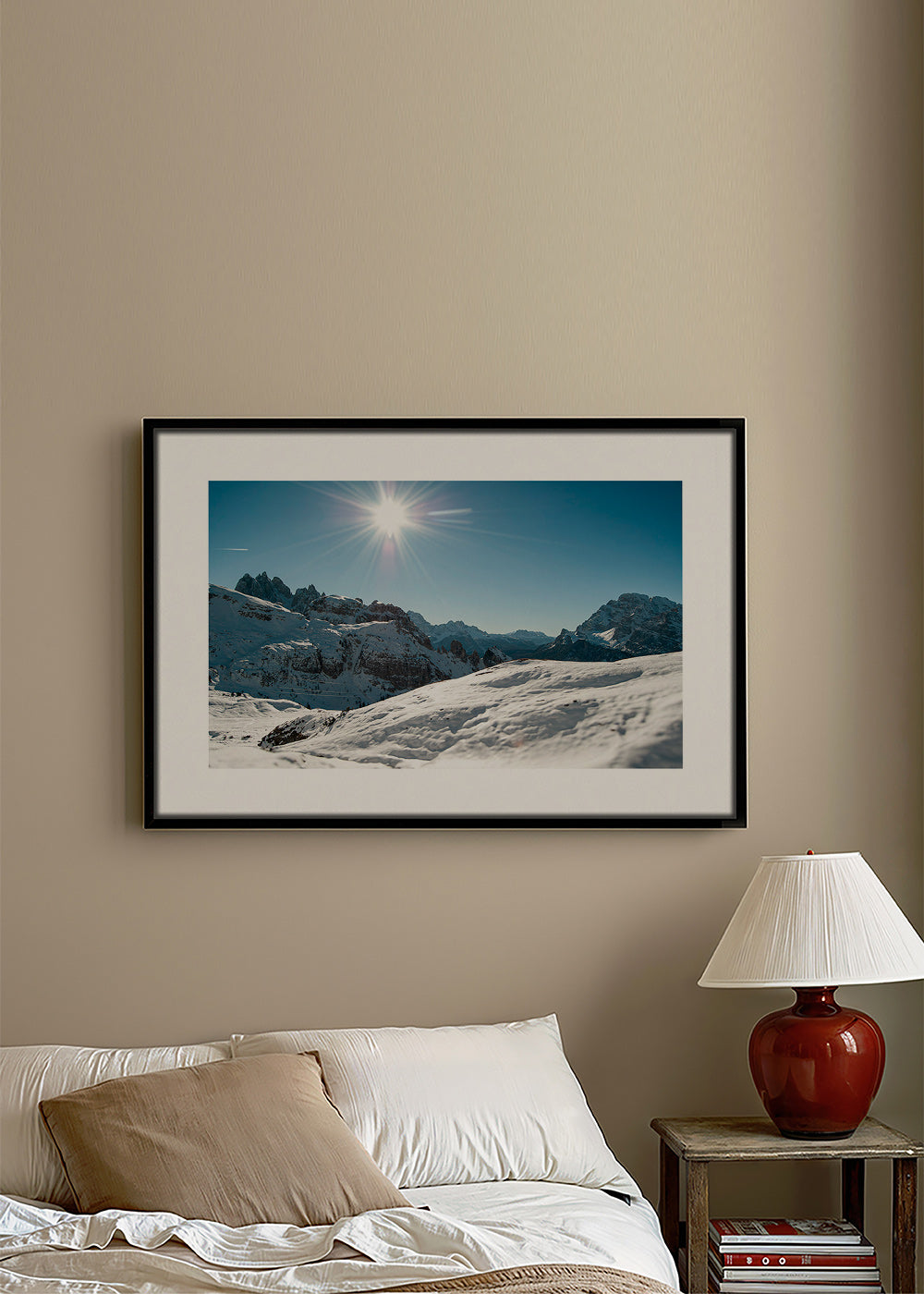 Landschap kunst: besneeuwde bergketen onder felle zon