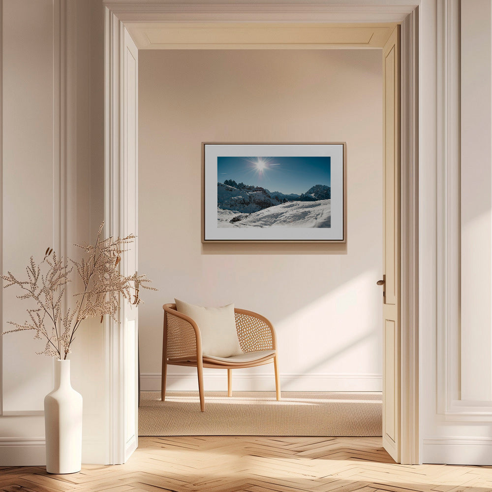 Landschap kunst: besneeuwde bergketen onder felle zon