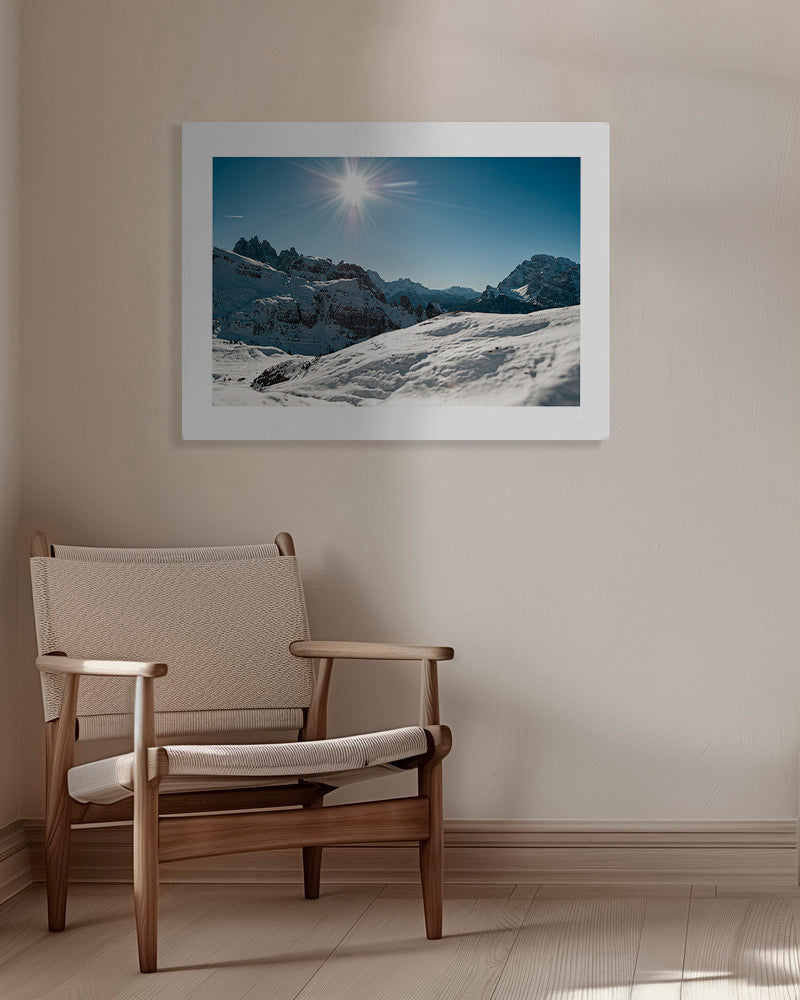 Landschap kunst: besneeuwde bergketen onder felle zon