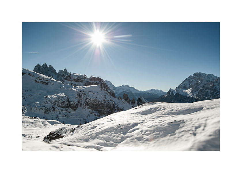 Landschap kunst: besneeuwde bergketen onder felle zon