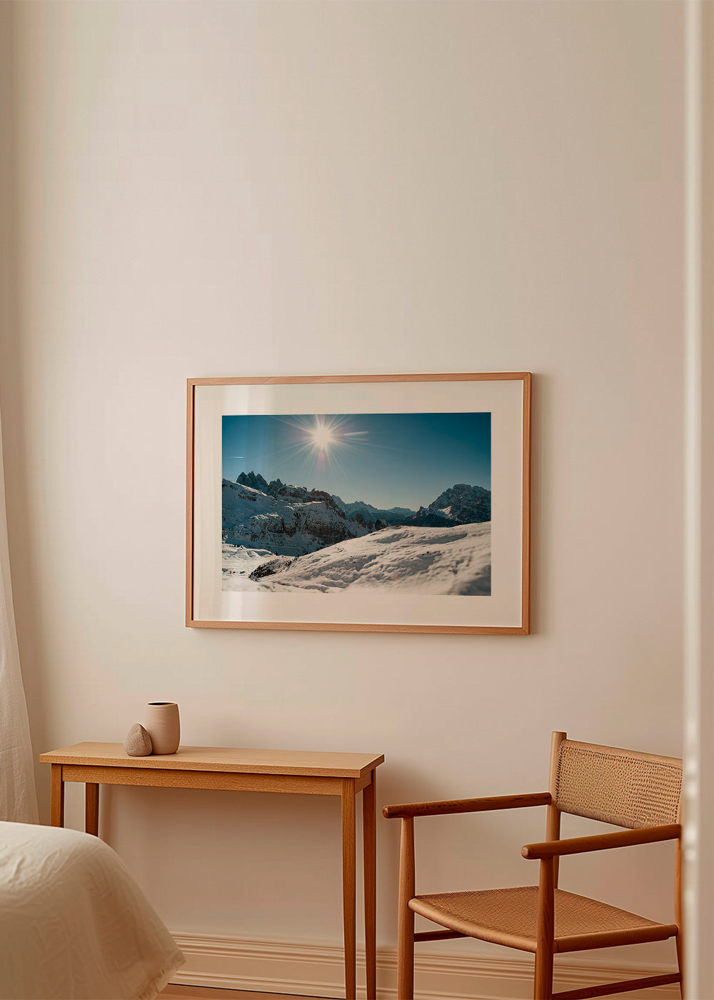 Landschap kunst: besneeuwde bergketen onder felle zon