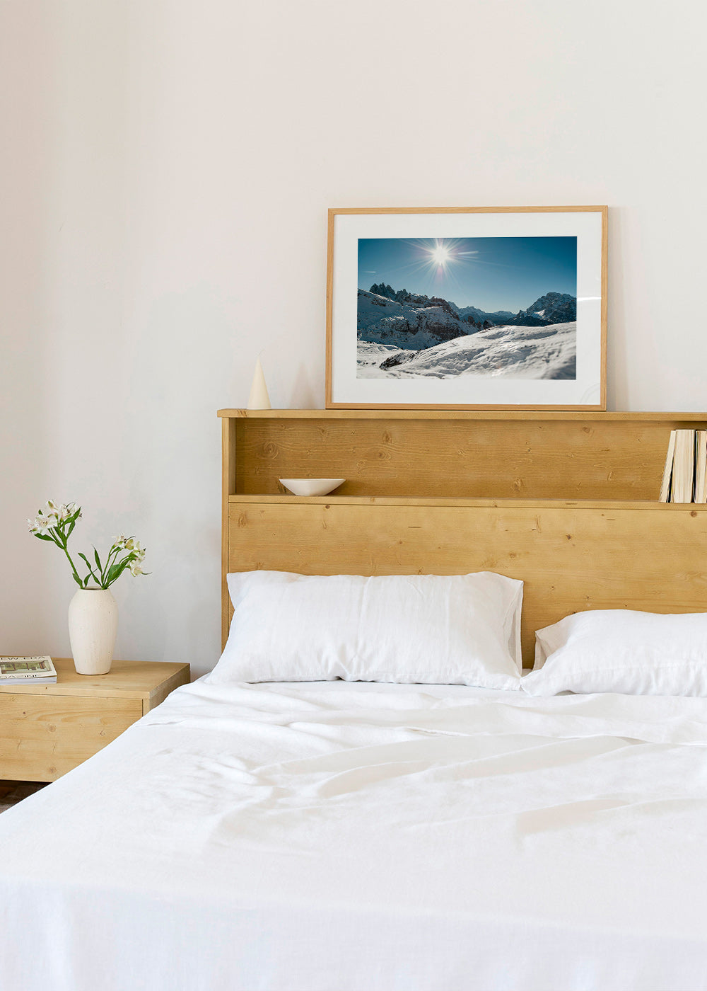 Landschap kunst: besneeuwde bergketen onder felle zon