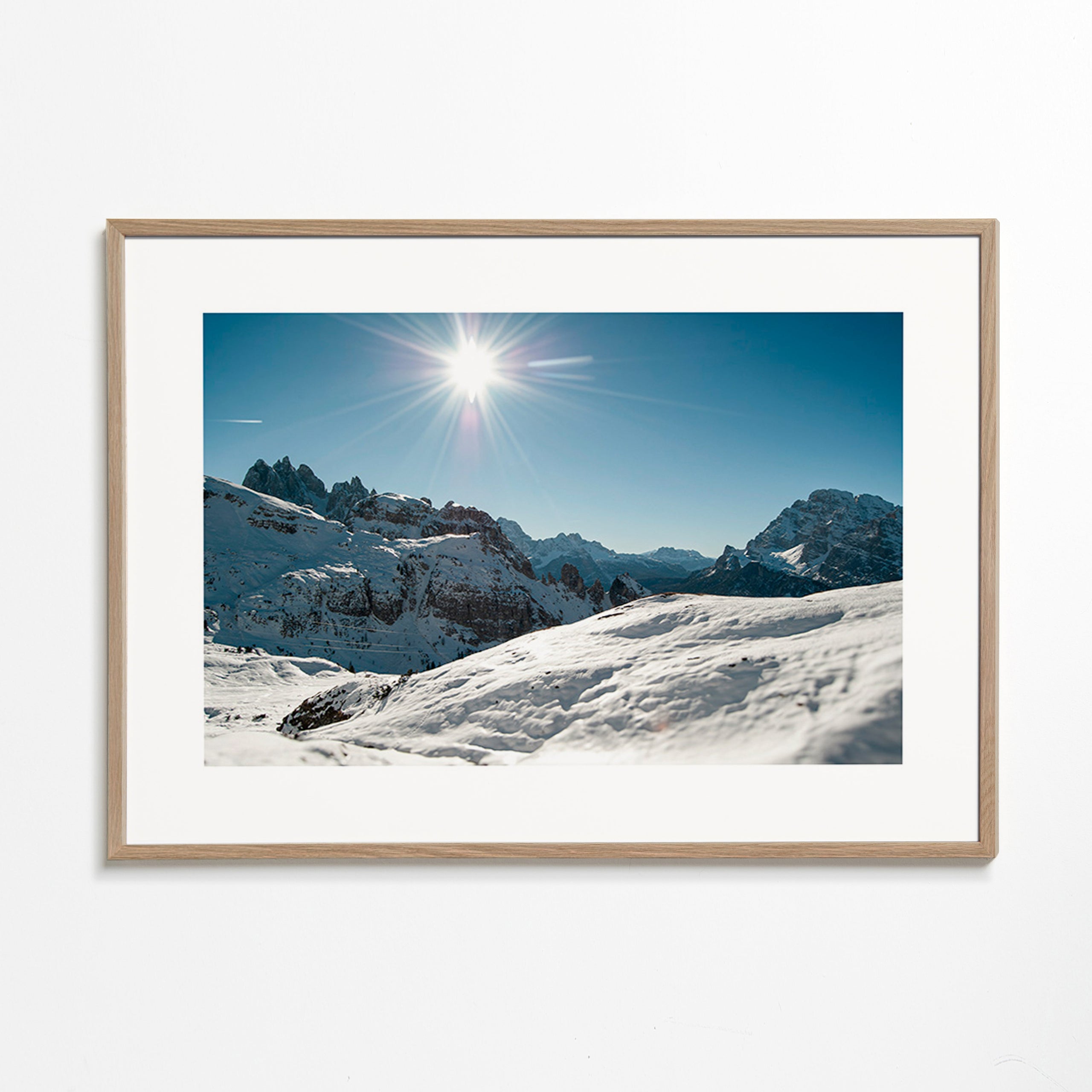 Landschap kunst: besneeuwde bergketen onder felle zon