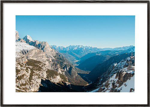 Landschapsfoto van besneeuwde bergvallei