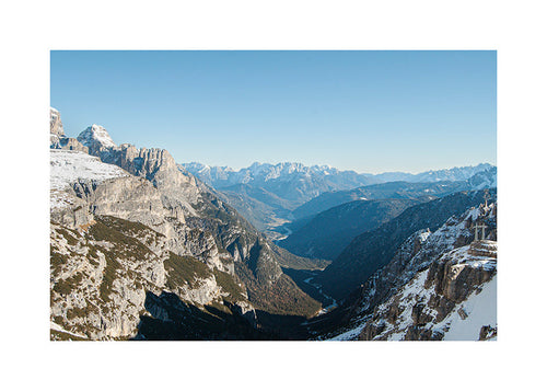 Landschapsfoto van besneeuwde bergvallei
