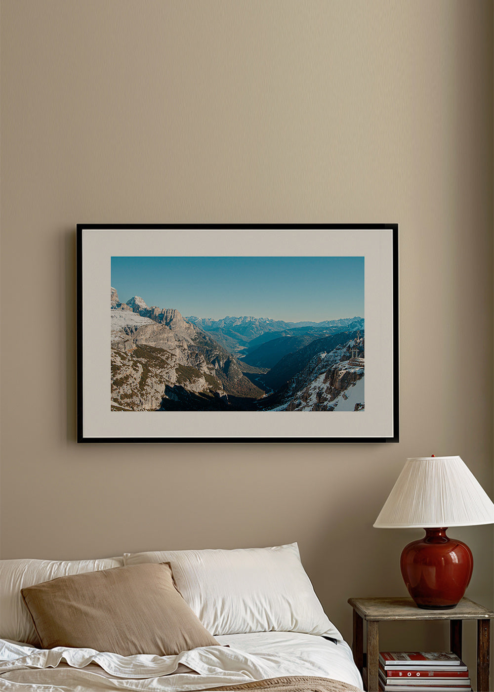 Landschapsfoto van besneeuwde bergvallei