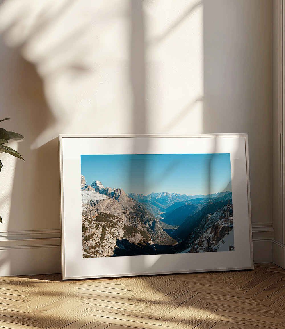 Landschapsfoto van besneeuwde bergvallei