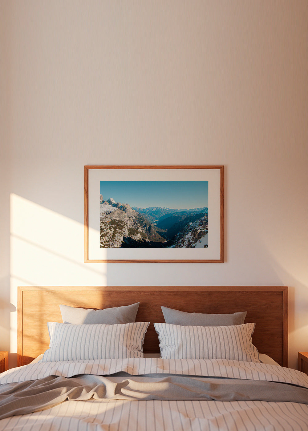Landschapsfoto van besneeuwde bergvallei