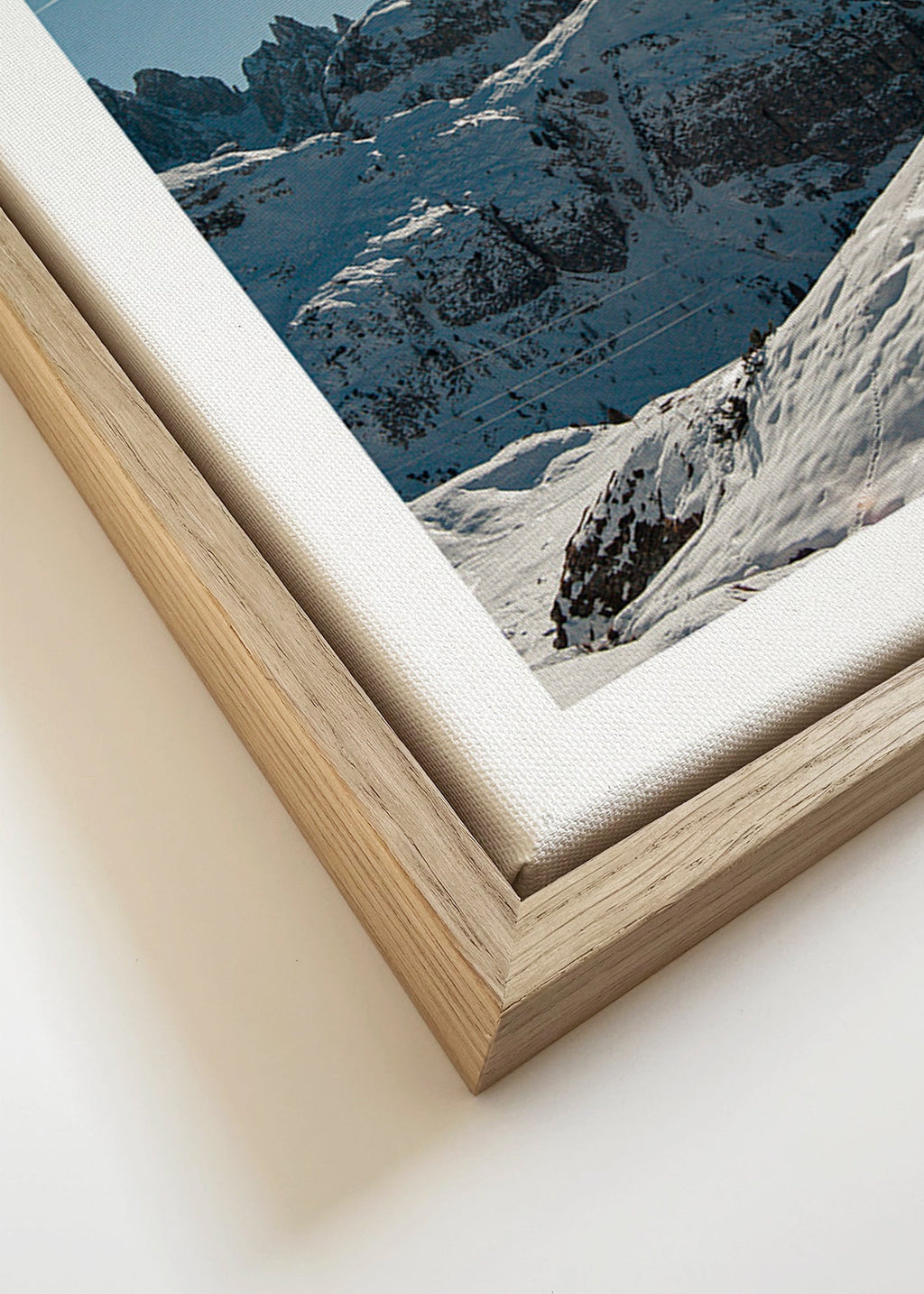 Landschapskunst: besneeuwde toppen onder felle zon