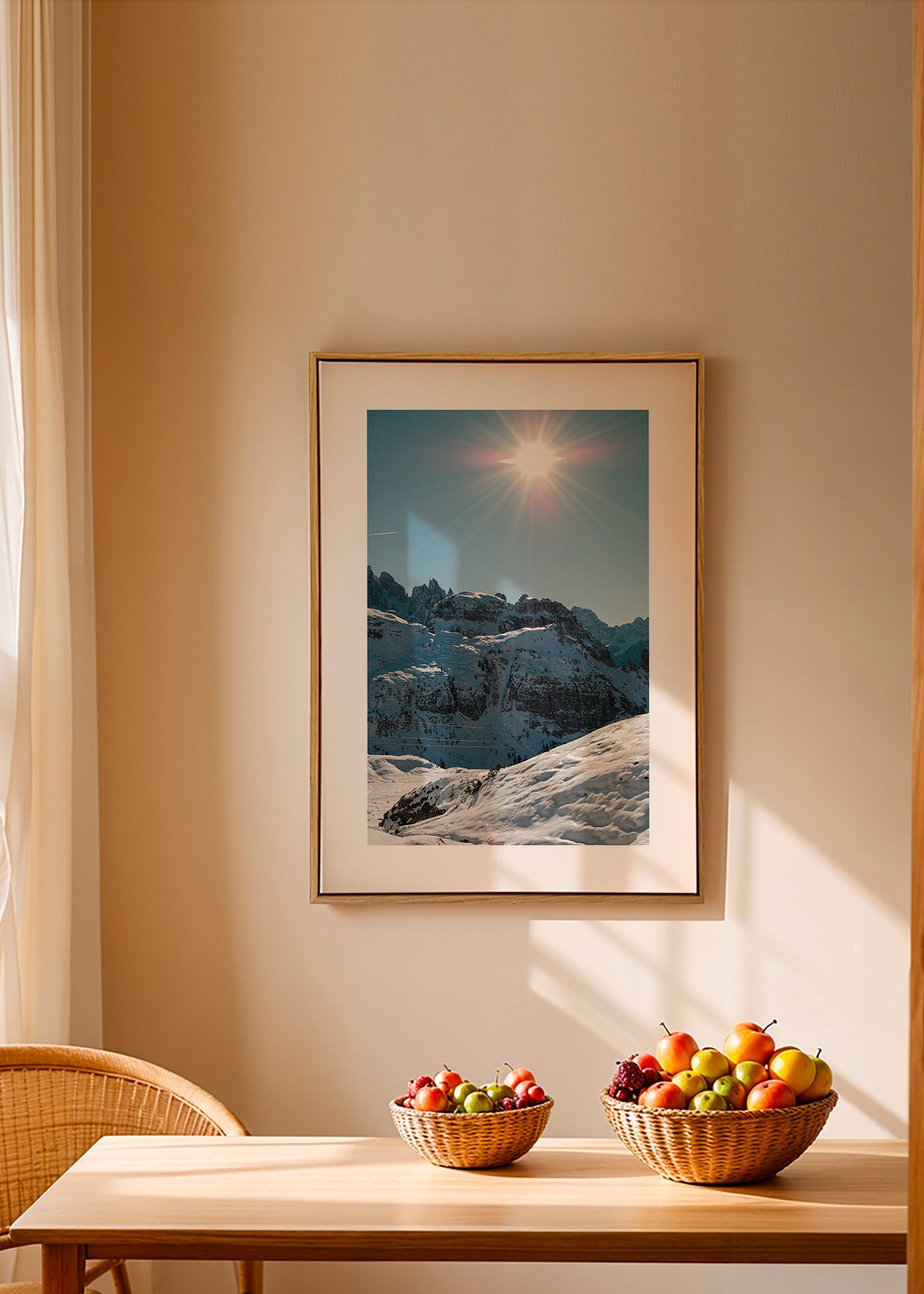 Landschapskunst: besneeuwde toppen onder felle zon