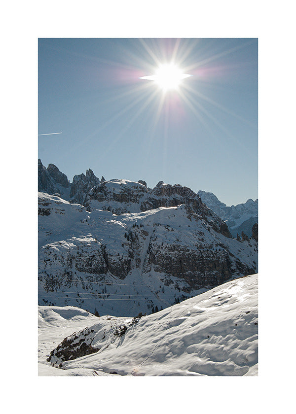 Landschapskunst: besneeuwde toppen onder felle zon