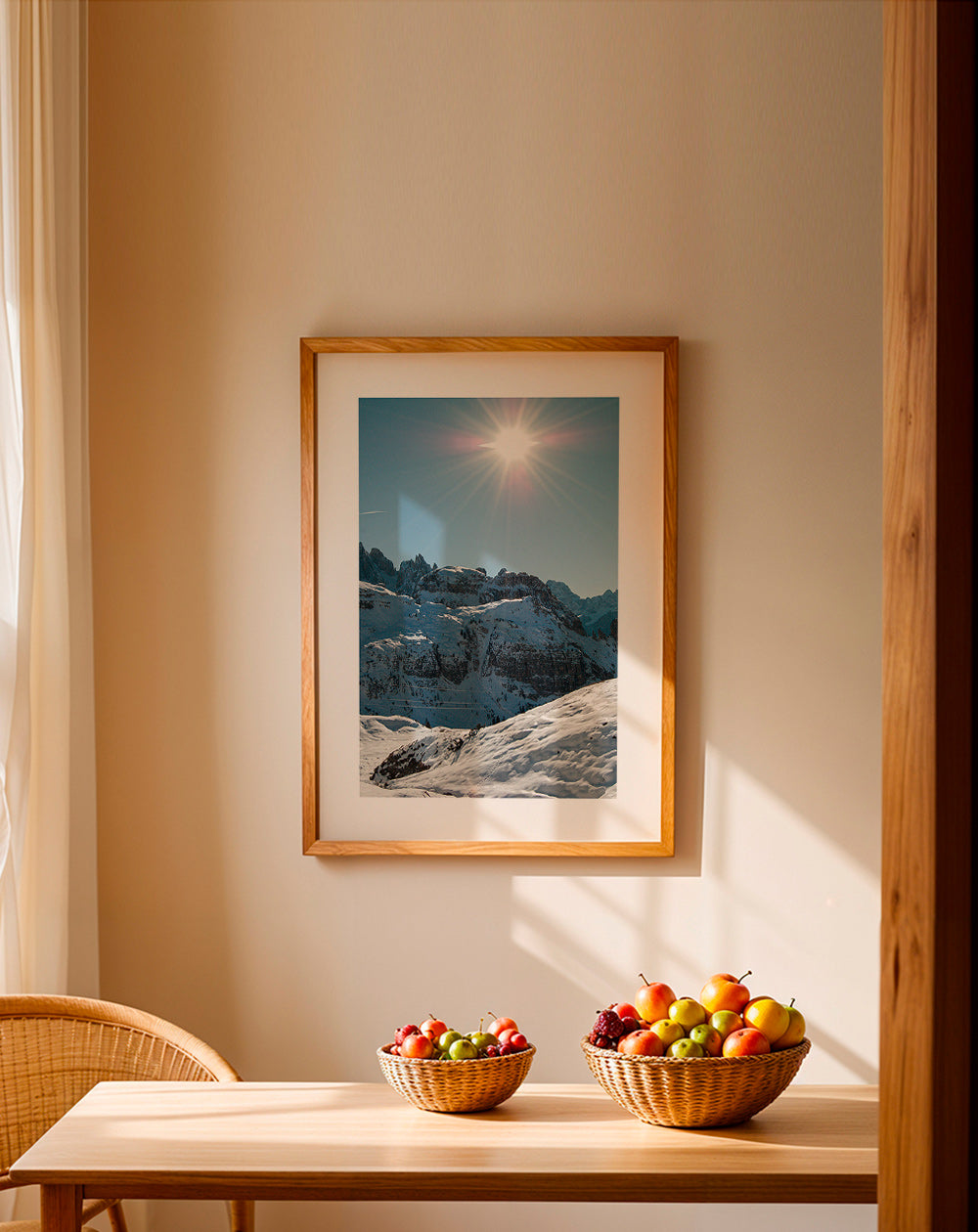 Landschapskunst: besneeuwde toppen onder felle zon