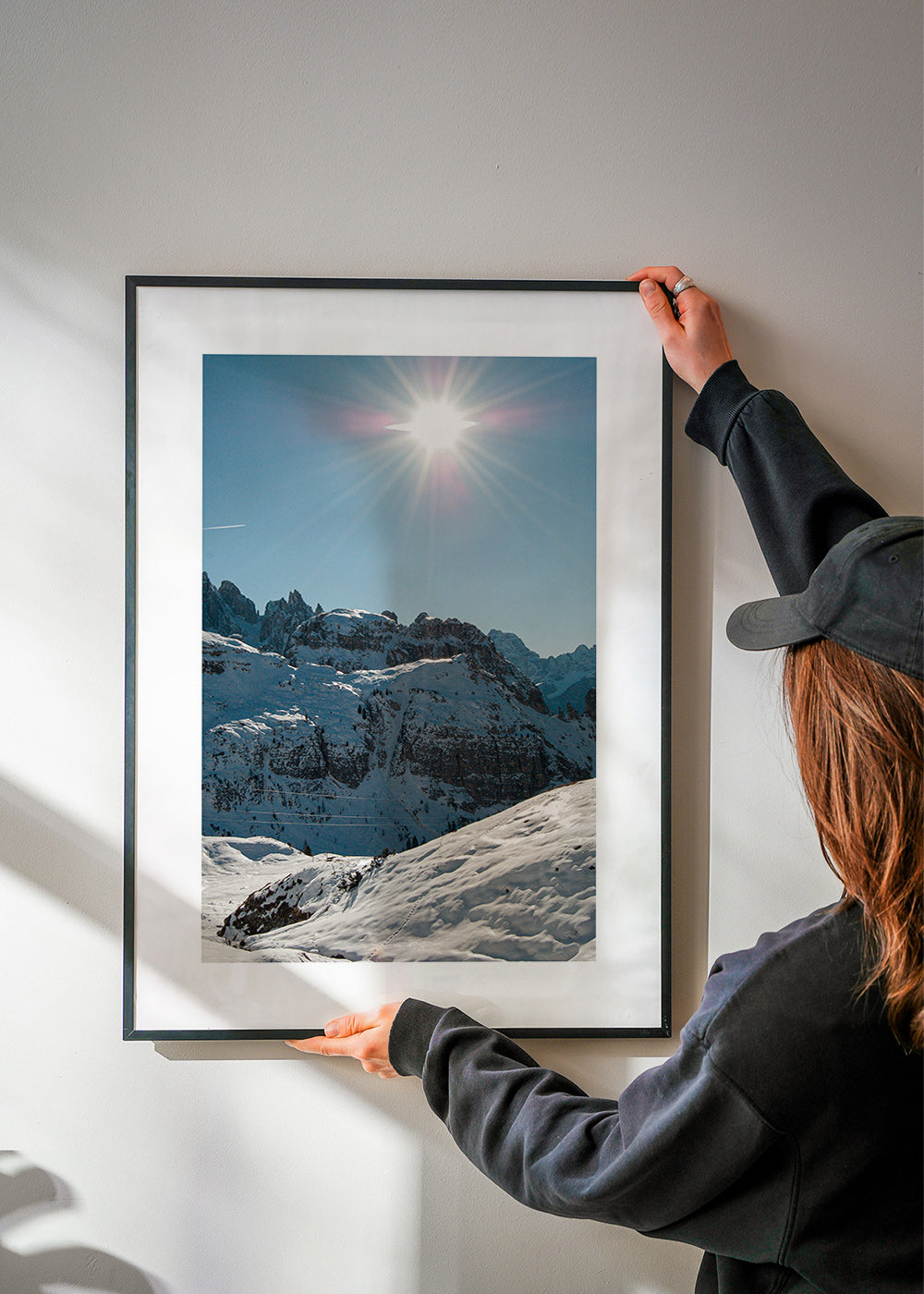 Landschapskunst: besneeuwde toppen onder felle zon