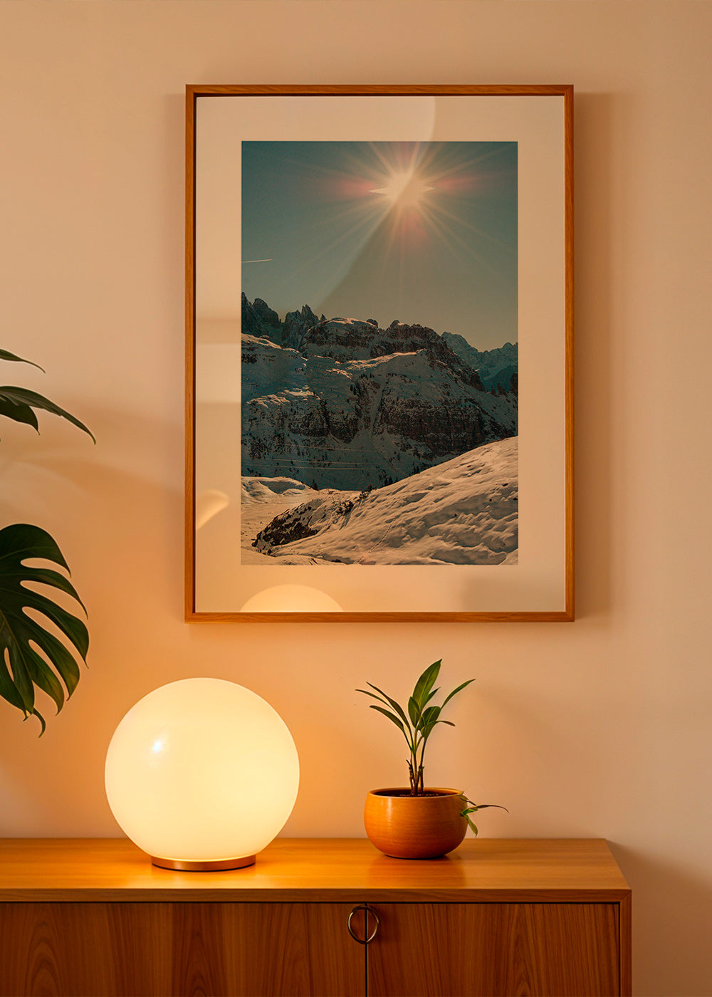Landschapskunst: besneeuwde toppen onder felle zon