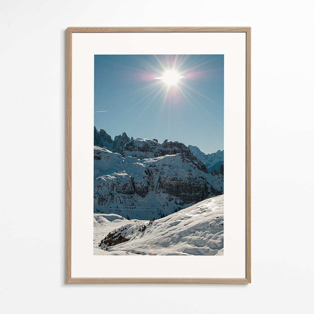 Landschapskunst: besneeuwde toppen onder felle zon