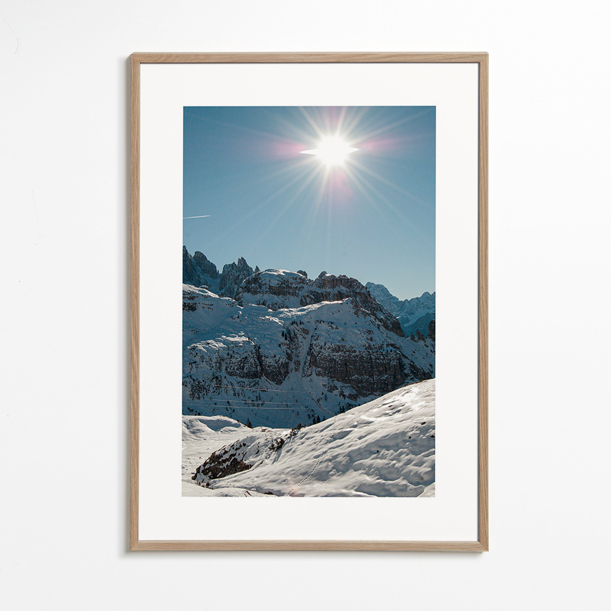 Landschapskunst: besneeuwde toppen onder felle zon