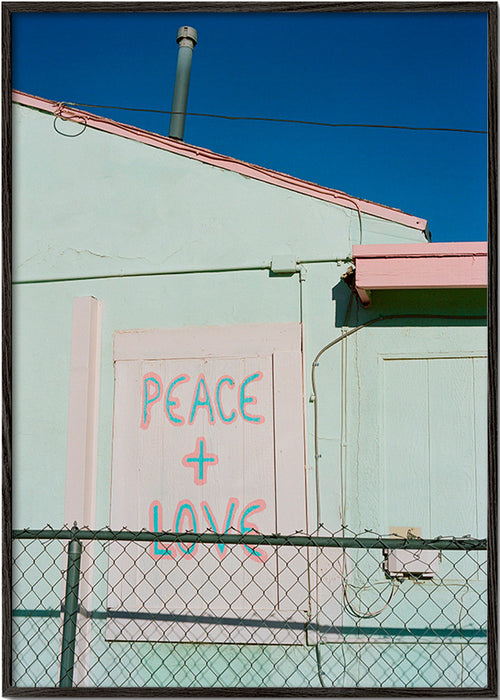 Fotografie van gevel met Peace + Love-graffiti – Black Frame