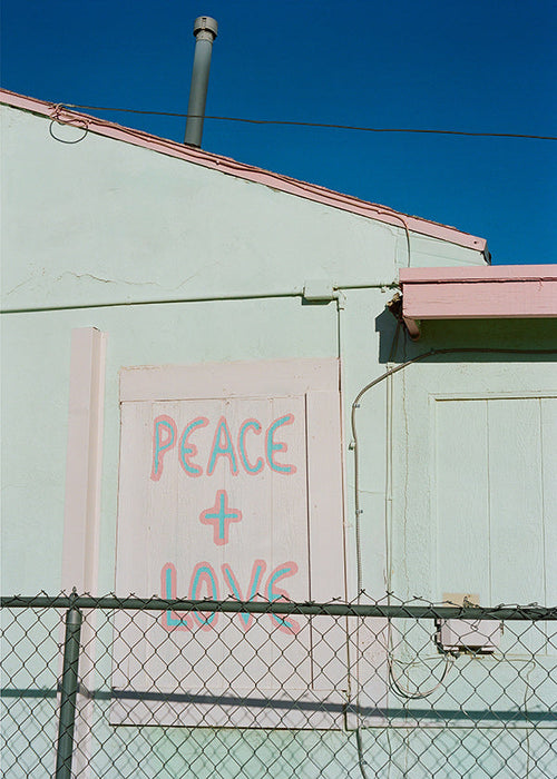 Fotografie van gevel met Peace + Love-graffiti