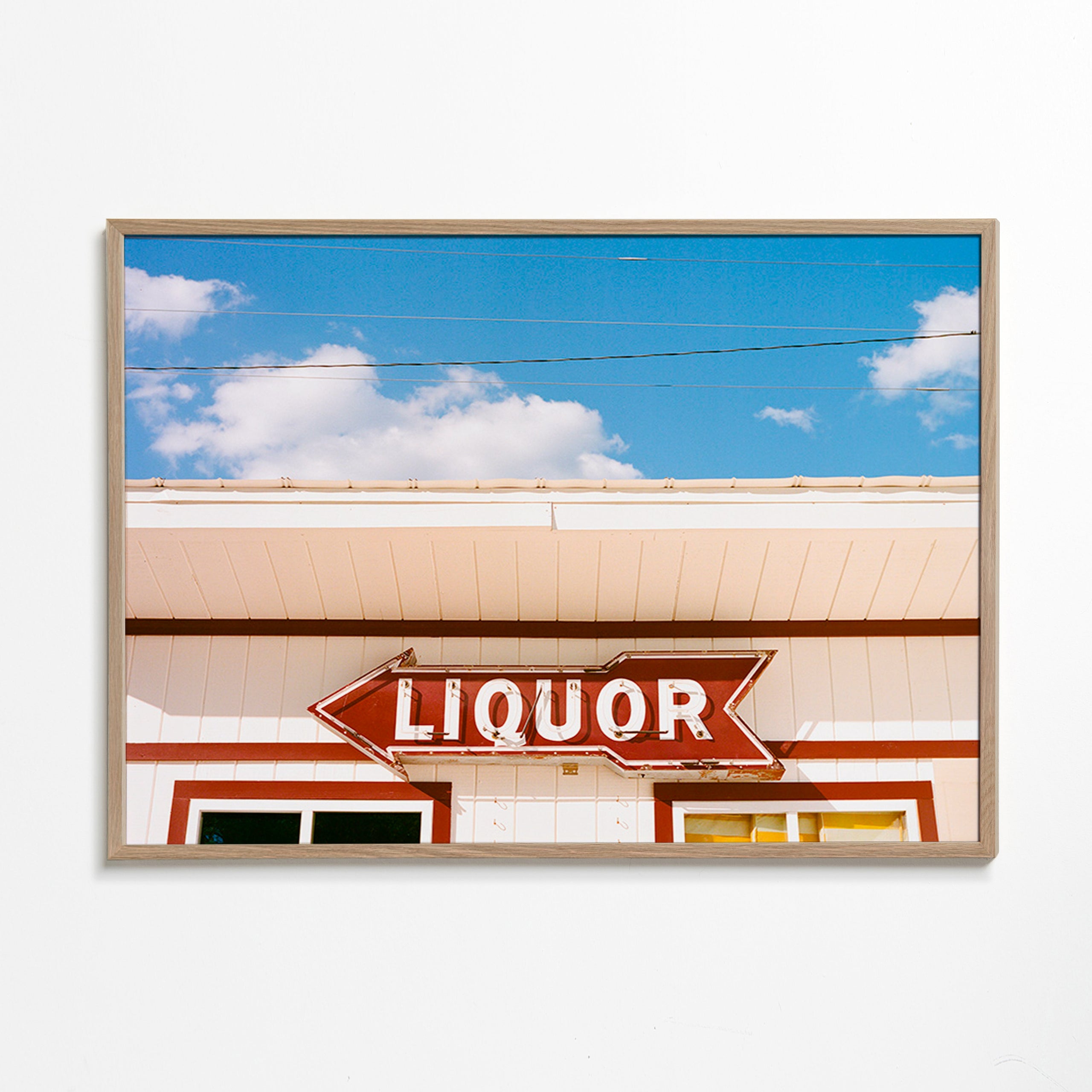 Vintage foto bord 'LIQUOR' tegen blauwe lucht – Oak Frame