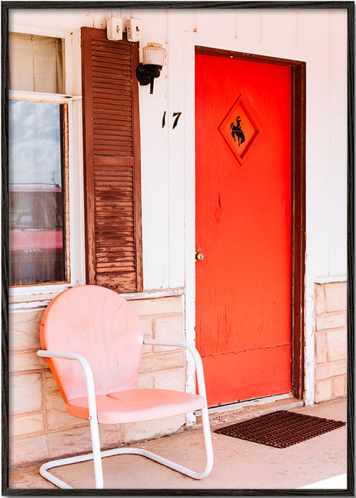 Fotografie motel met rode deur en retro stoel – Black Frame