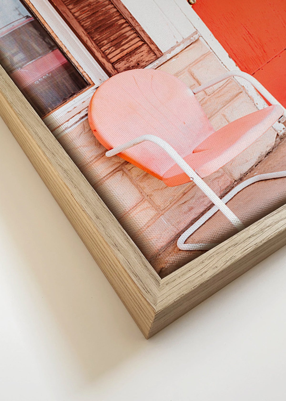 Fotografie motel met rode deur en retro stoel – Canvas detail
