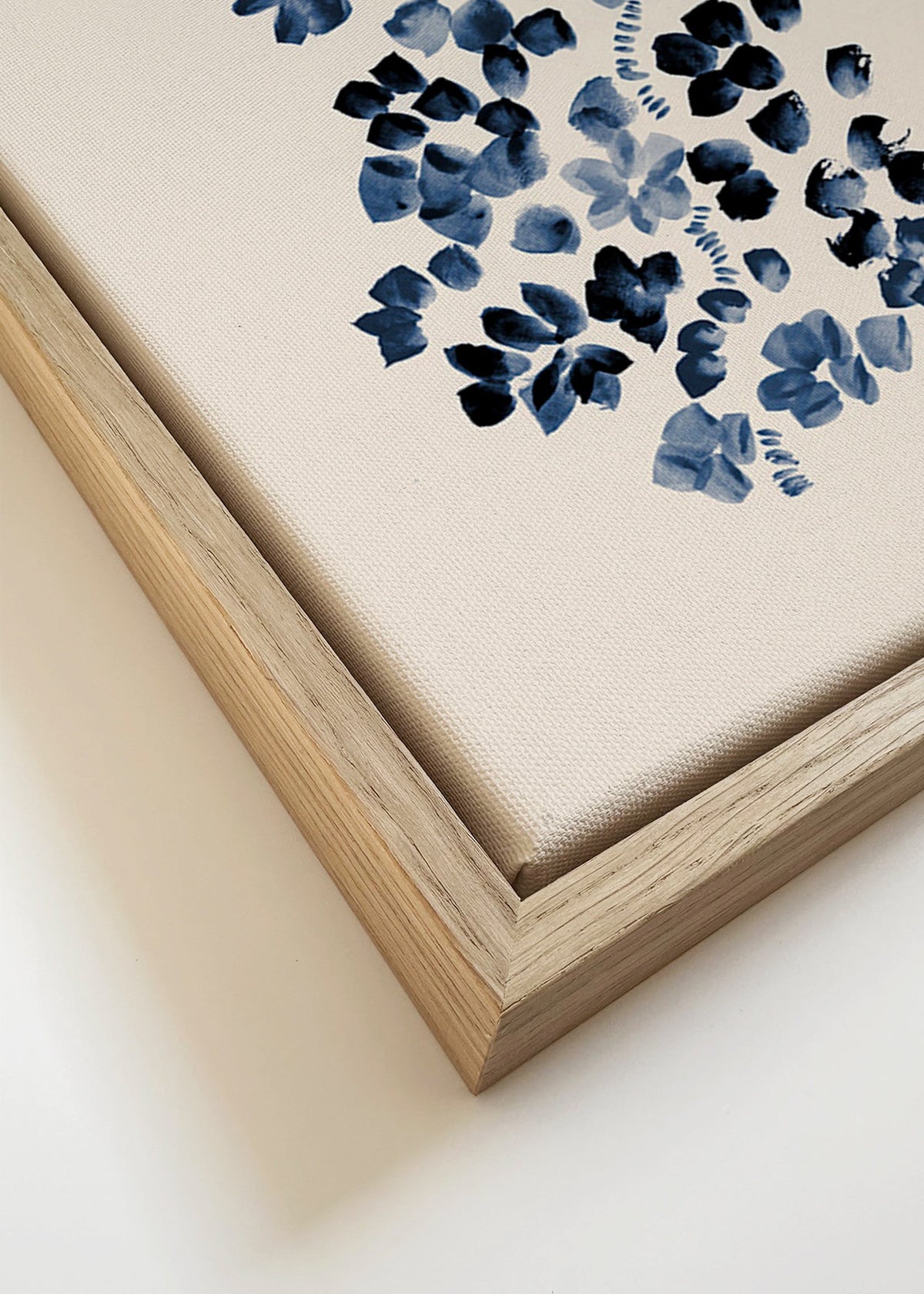 Botanische poster met indigo bloemen op crème – Canvas detail