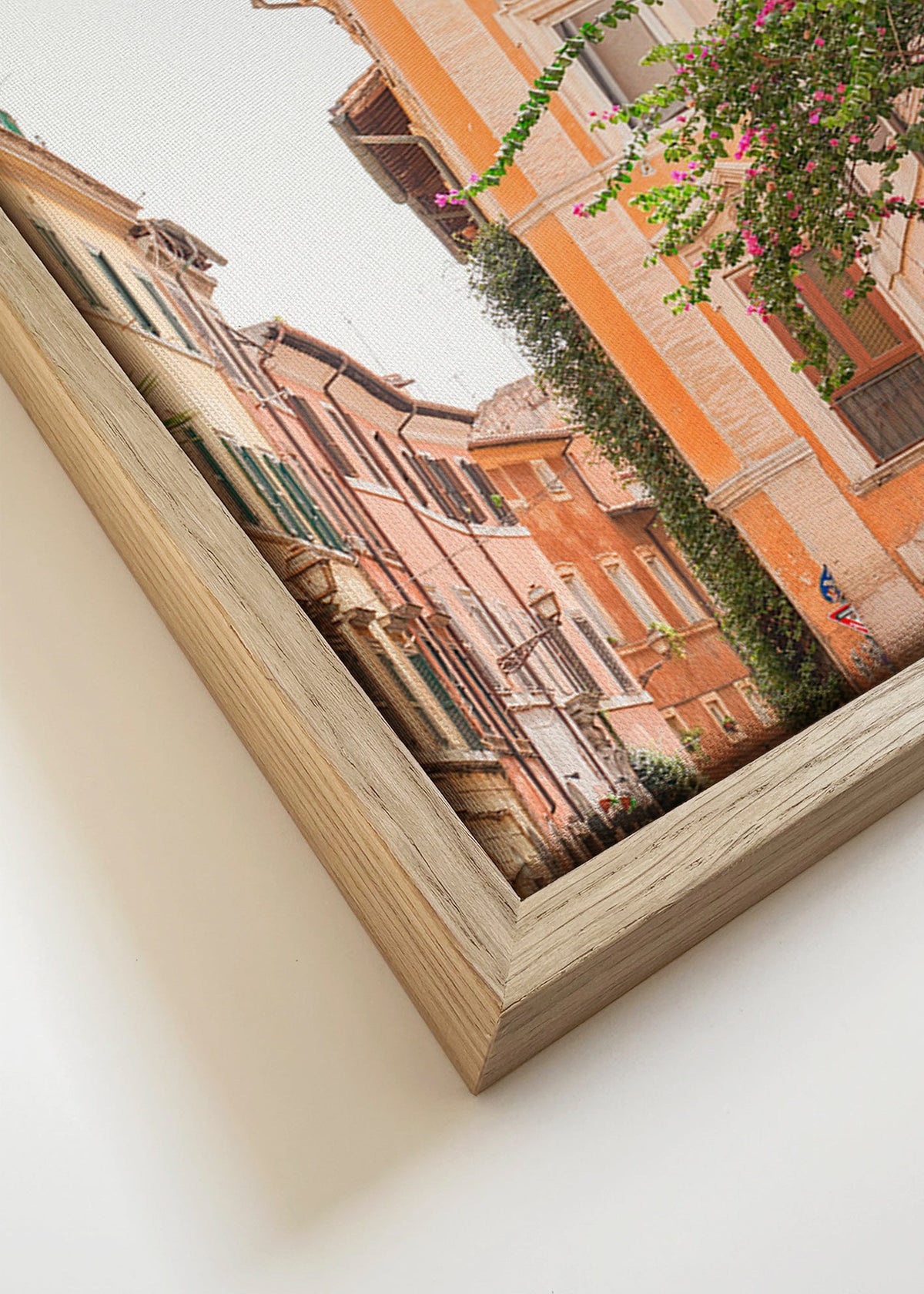 Stadsafbeelding: Romeinse straat met bougainvillea – Canvas detail