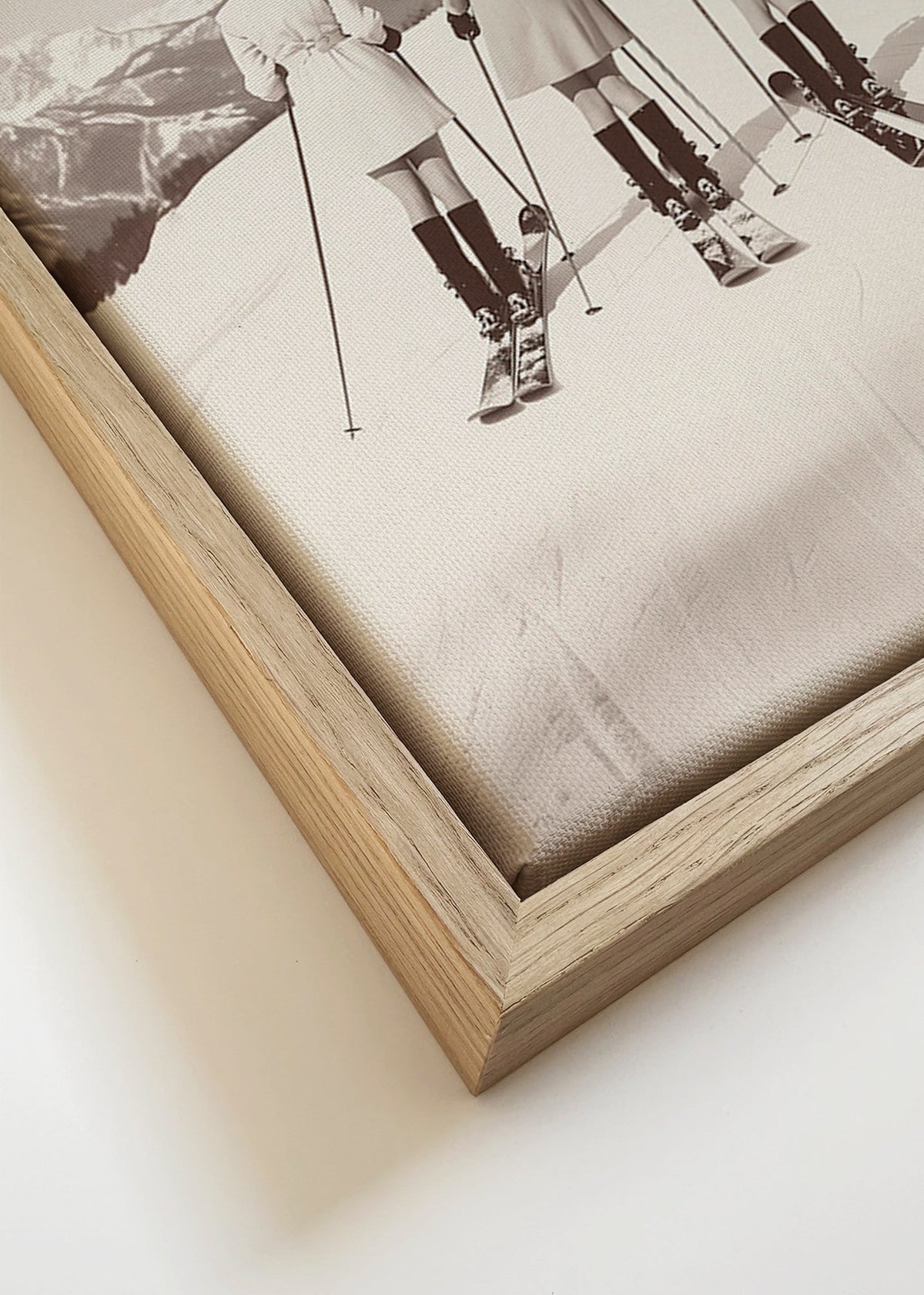 Vintage print Skiers in Line – Canvas detail