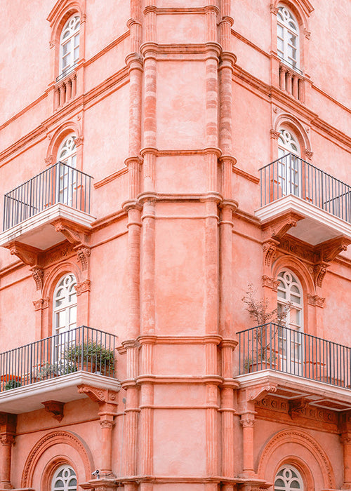 Stadsprint: roze gevel met balkons