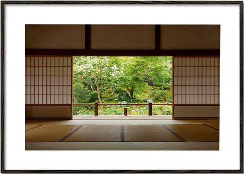 Rustgevend design met uitzicht op Japanse tuin binnen – Black Frame