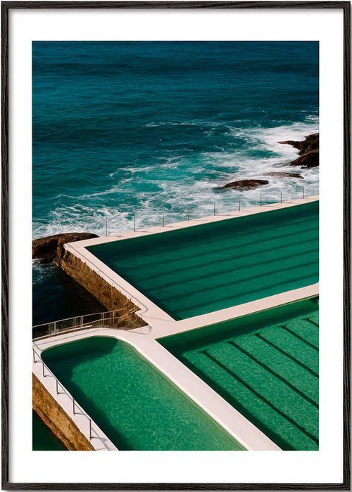 Landschap kunst met zwembaden aan zee – Black Frame