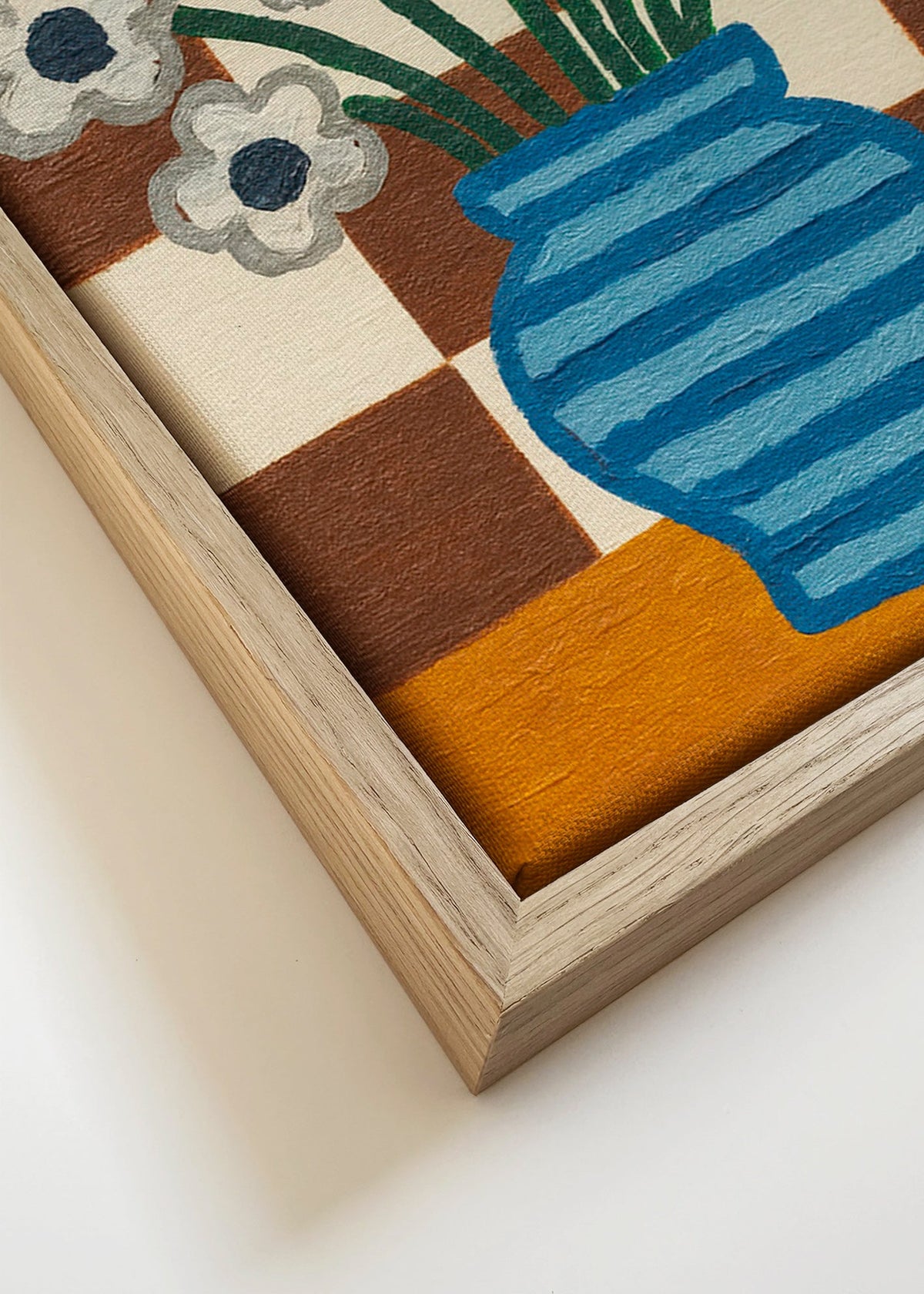Botanische poster: blauwe vaas met bloemen op geruit achtergrond – Canvas detail