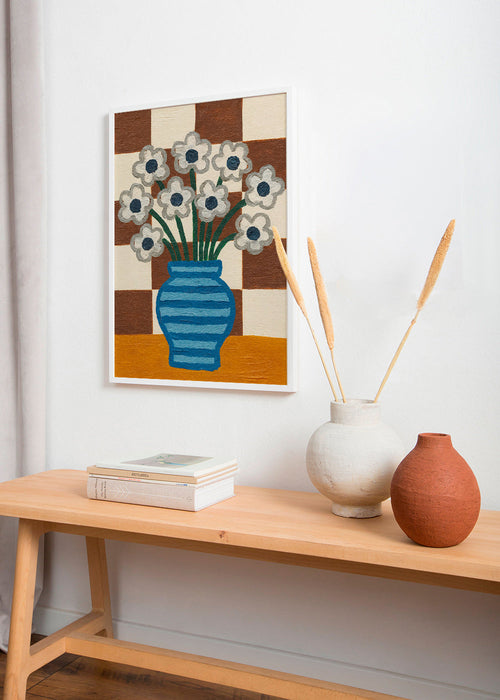 Botanische poster: blauwe vaas met bloemen op geruit achtergrond – Product1