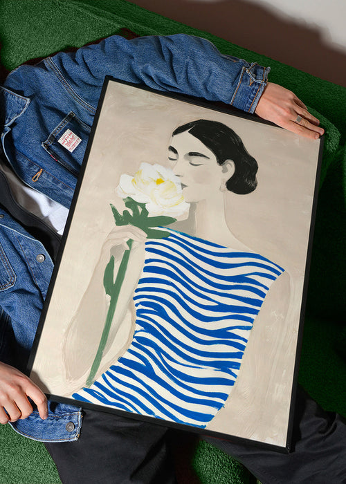 Botanische print: vrouw met bloem en blauwe strepen – Product1