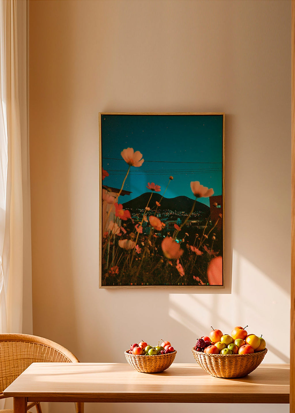 Botanische poster wilde bloemen boven stad bij schemer