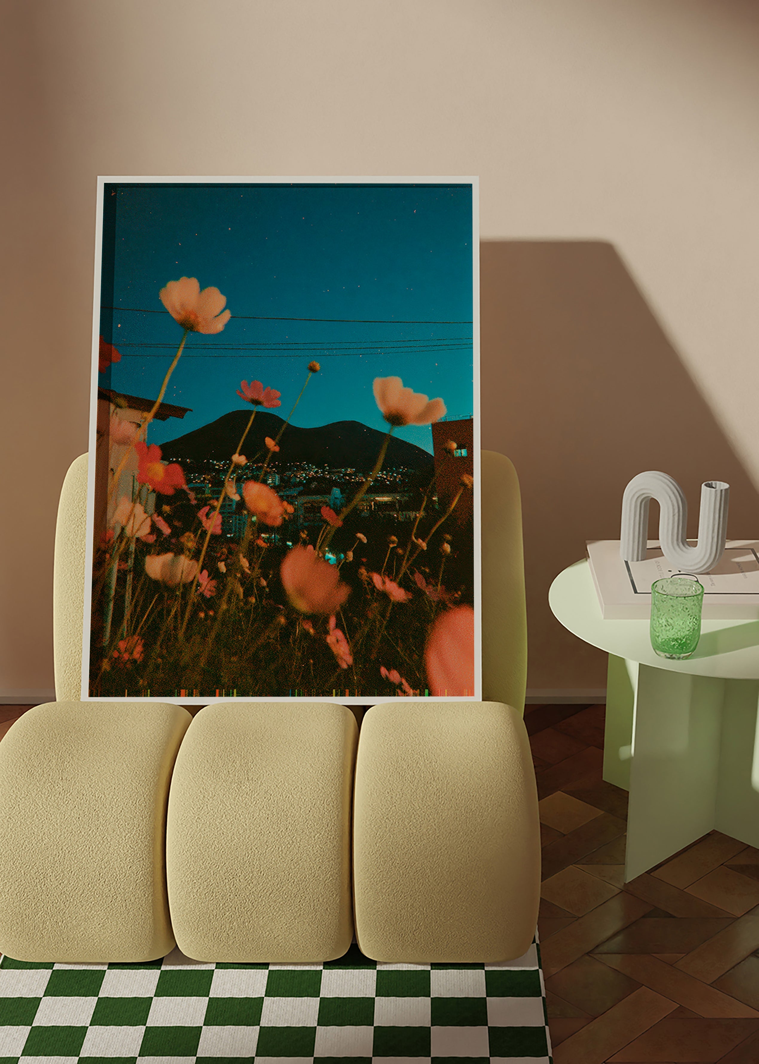 Botanische poster wilde bloemen boven stad bij schemer