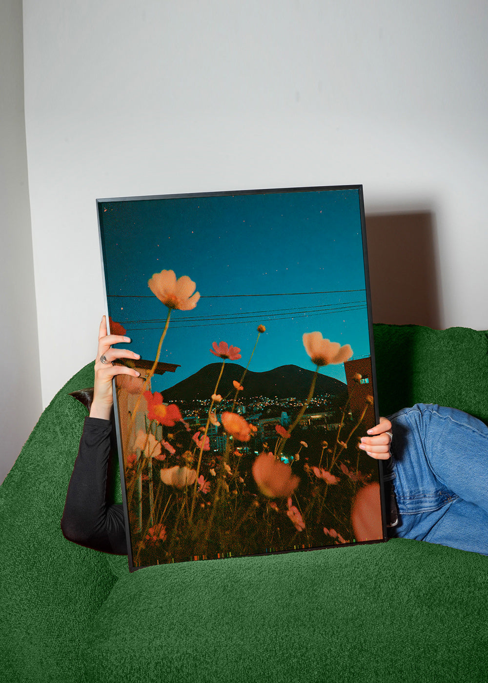Botanische poster wilde bloemen boven stad bij schemer