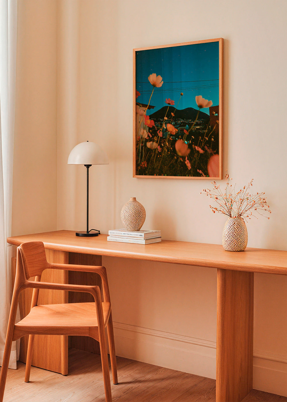 Botanische poster wilde bloemen boven stad bij schemer