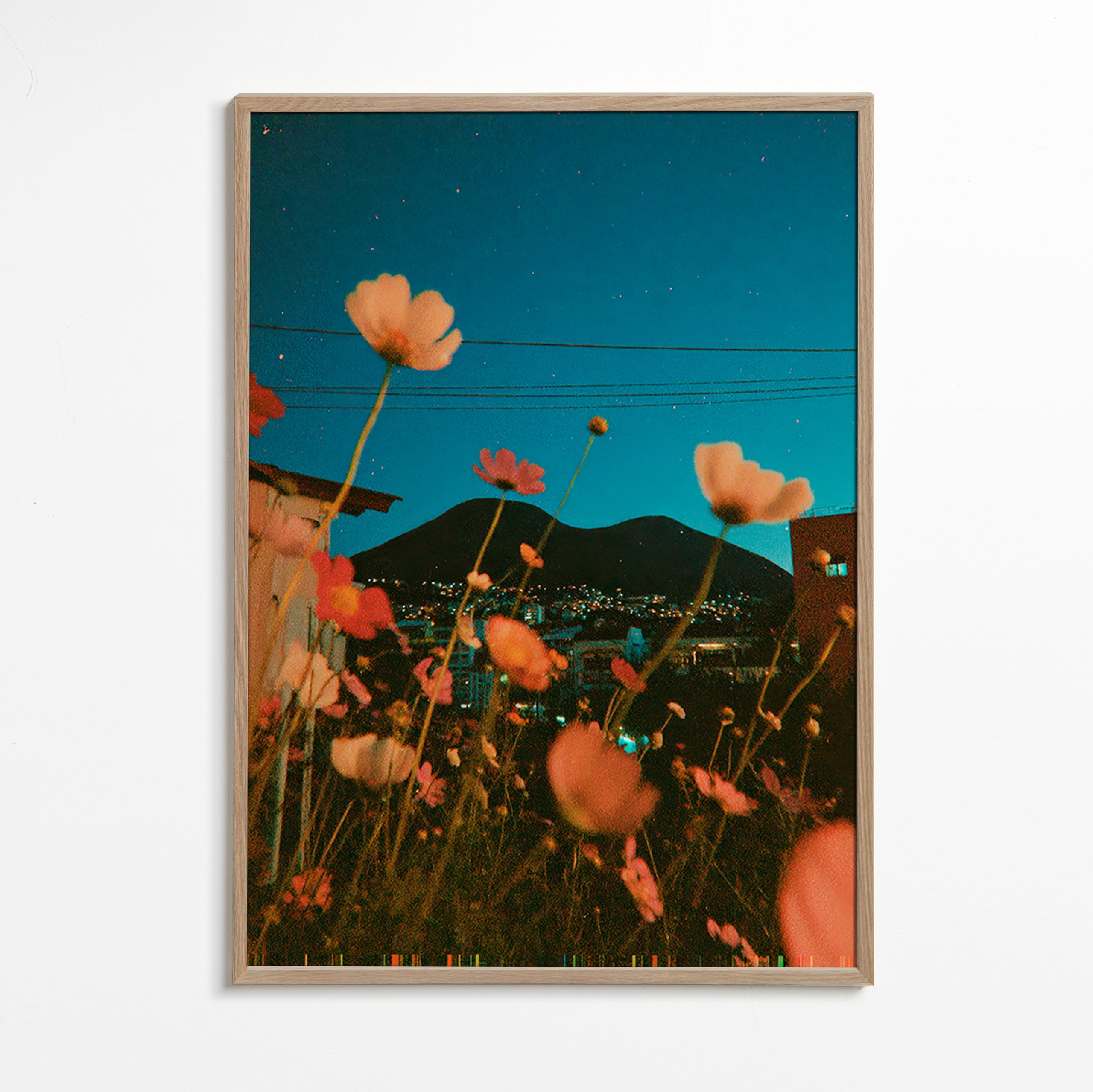 Botanische poster wilde bloemen boven stad bij schemer