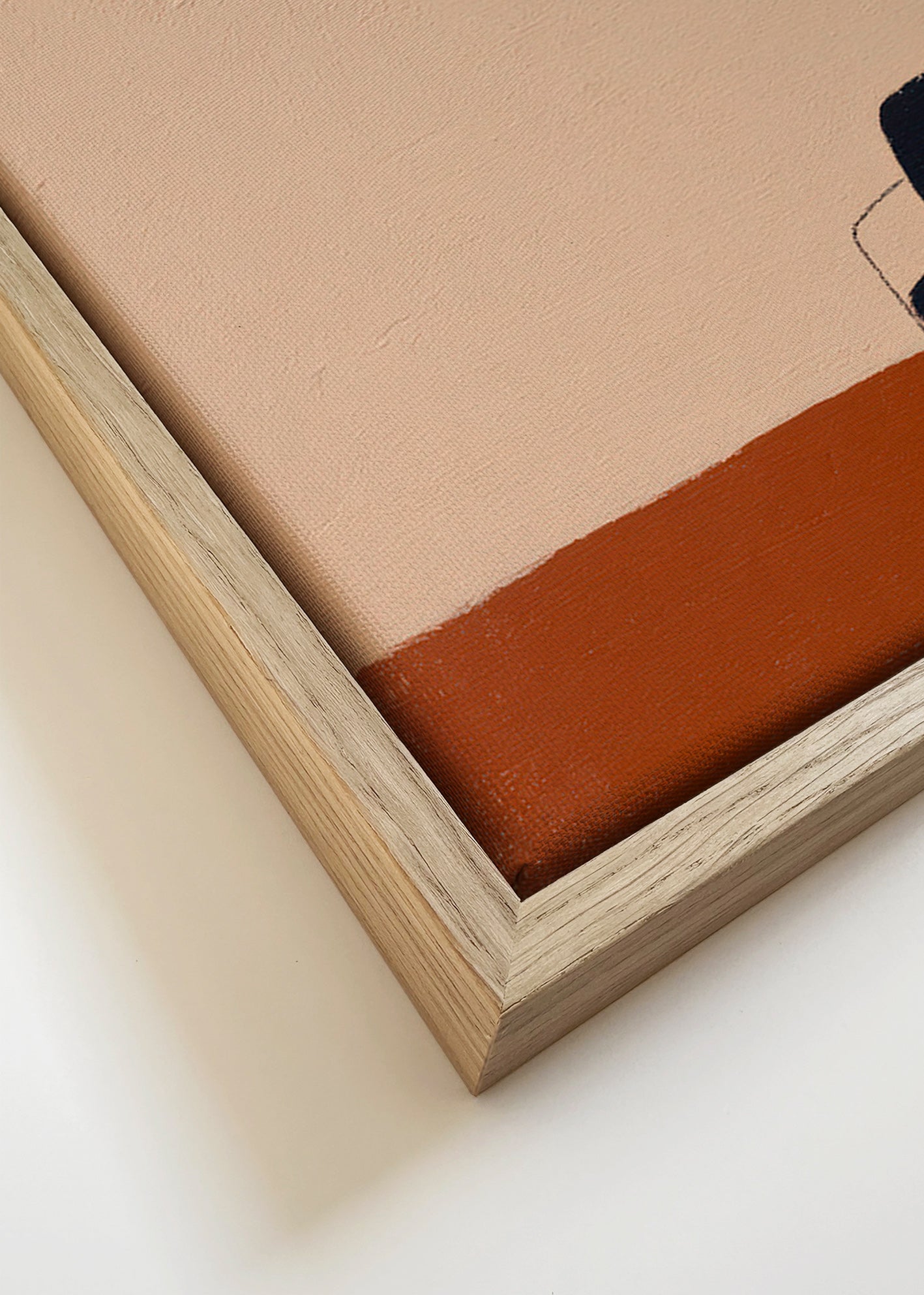 Minimalistisch kunstwerk stoel op oker vloer