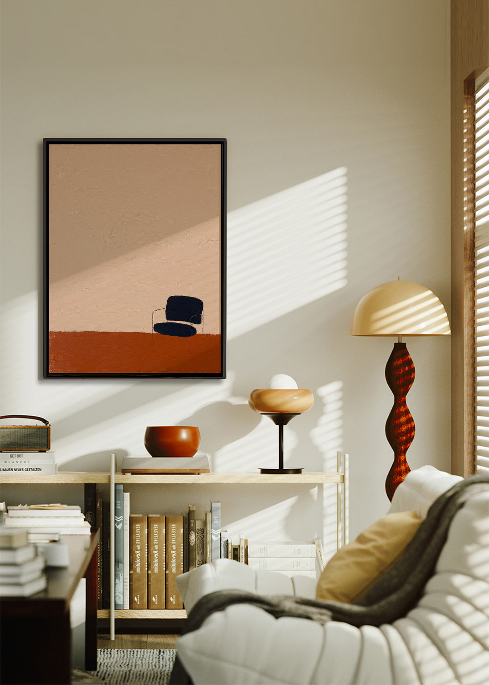 Minimalistisch kunstwerk stoel op oker vloer
