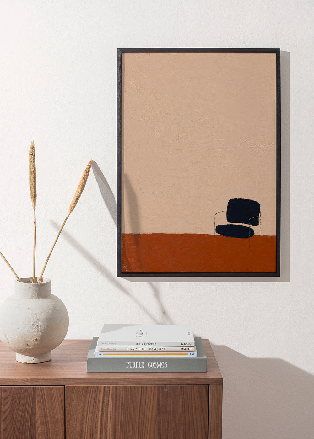 Minimalistisch kunstwerk stoel op oker vloer