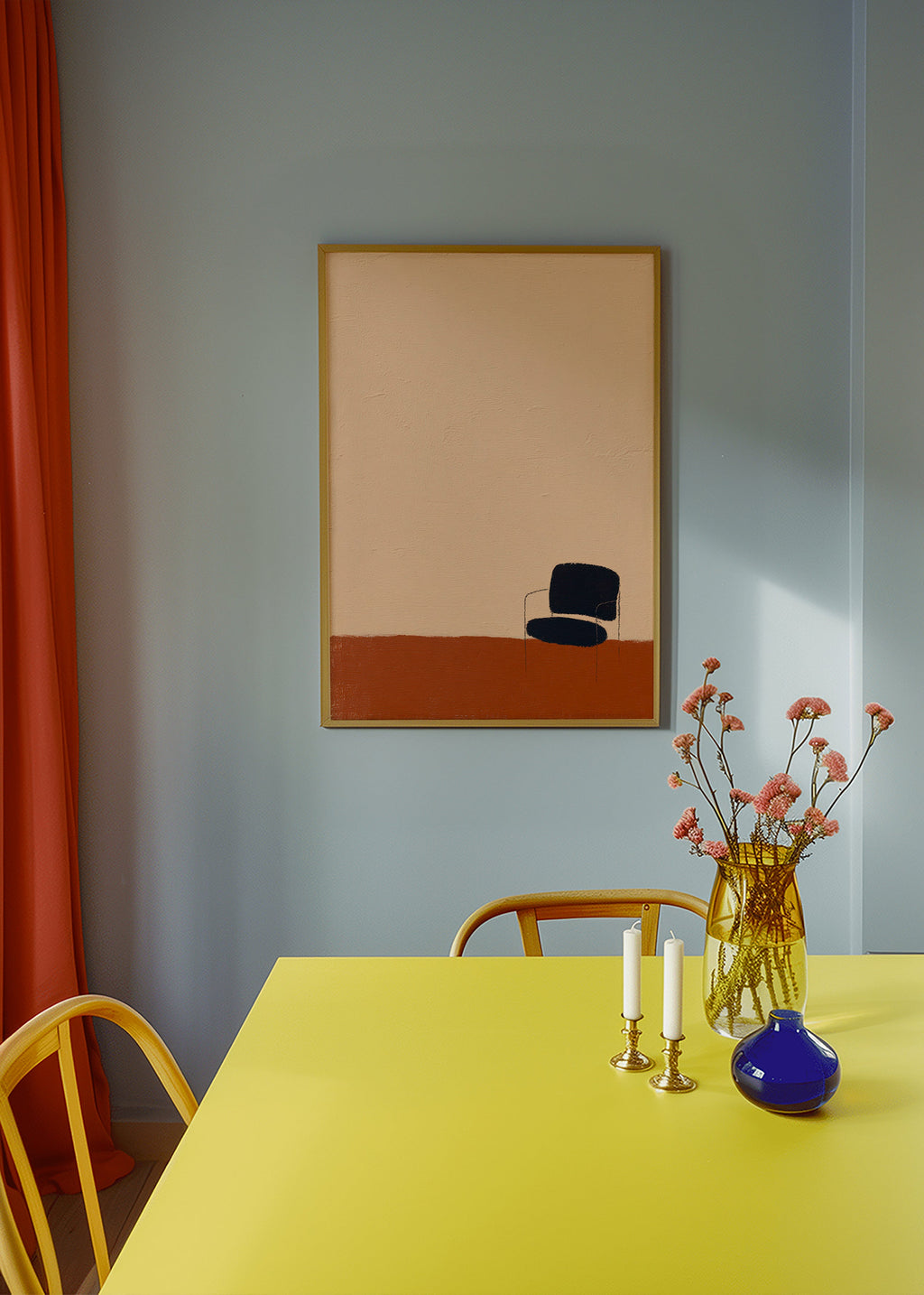 Minimalistisch kunstwerk stoel op oker vloer