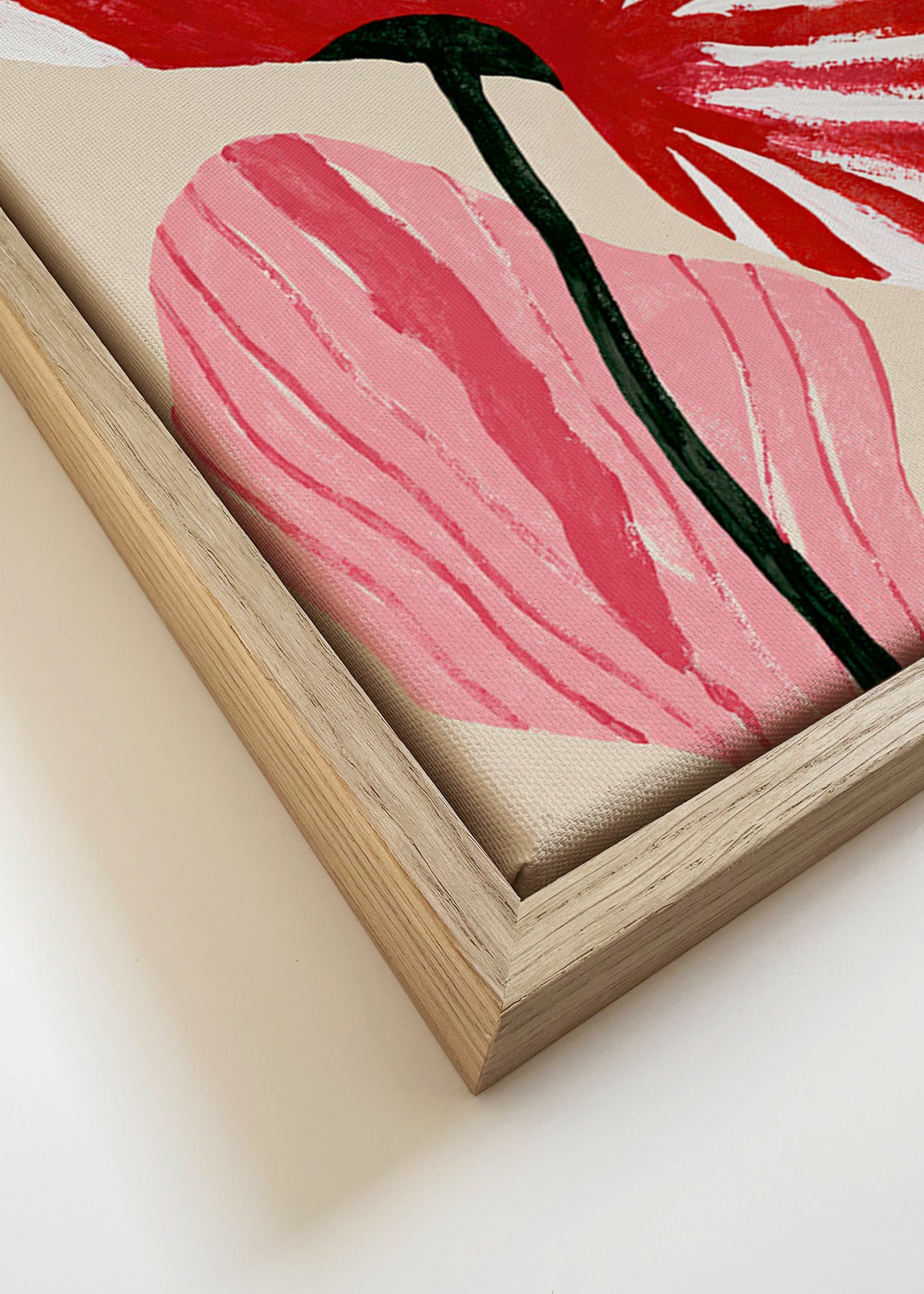 Botanische print met rood gestreepte bloemblaadjes