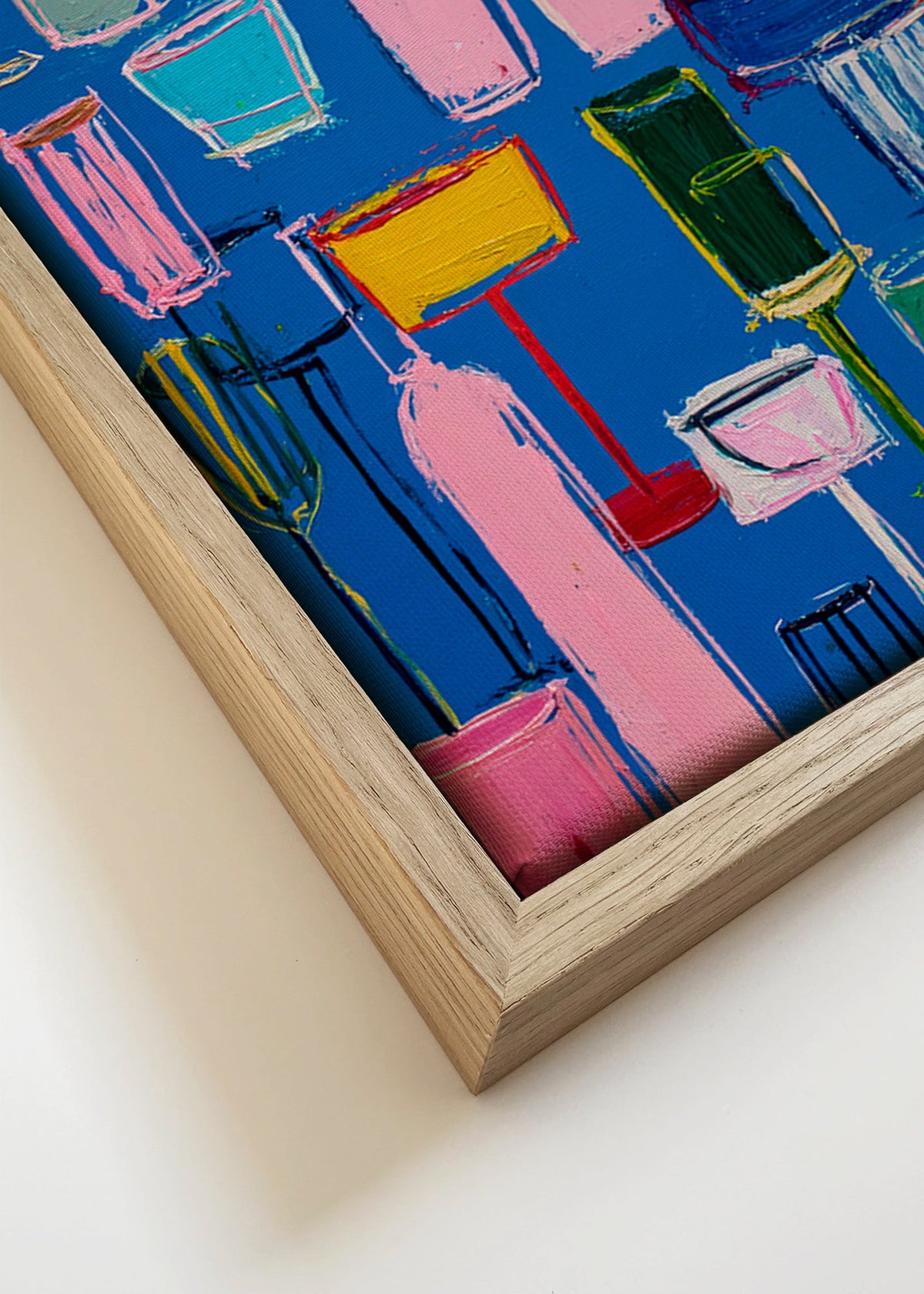 Keuken kunst: kleurrijke cocktails op blauwe achtergrond