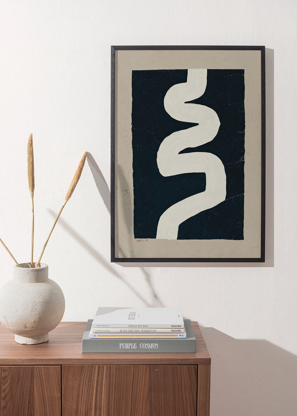 Minimalistische print witte curve op donker vlak