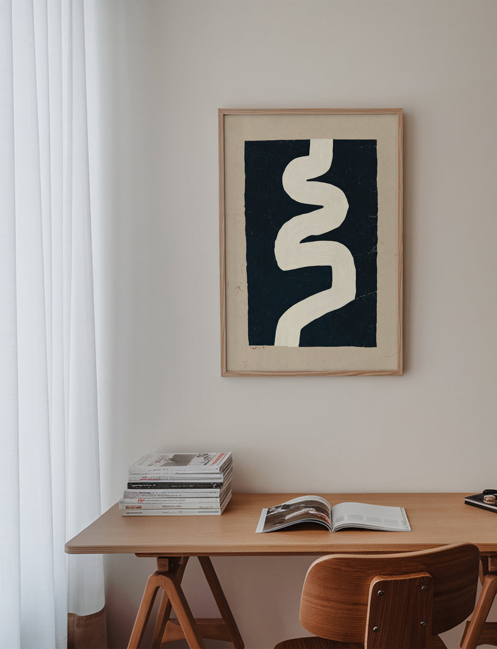 Minimalistische print witte curve op donker vlak