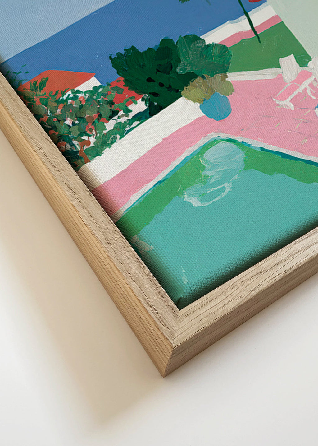 Landschap met zwembad, palmboom en rood dak