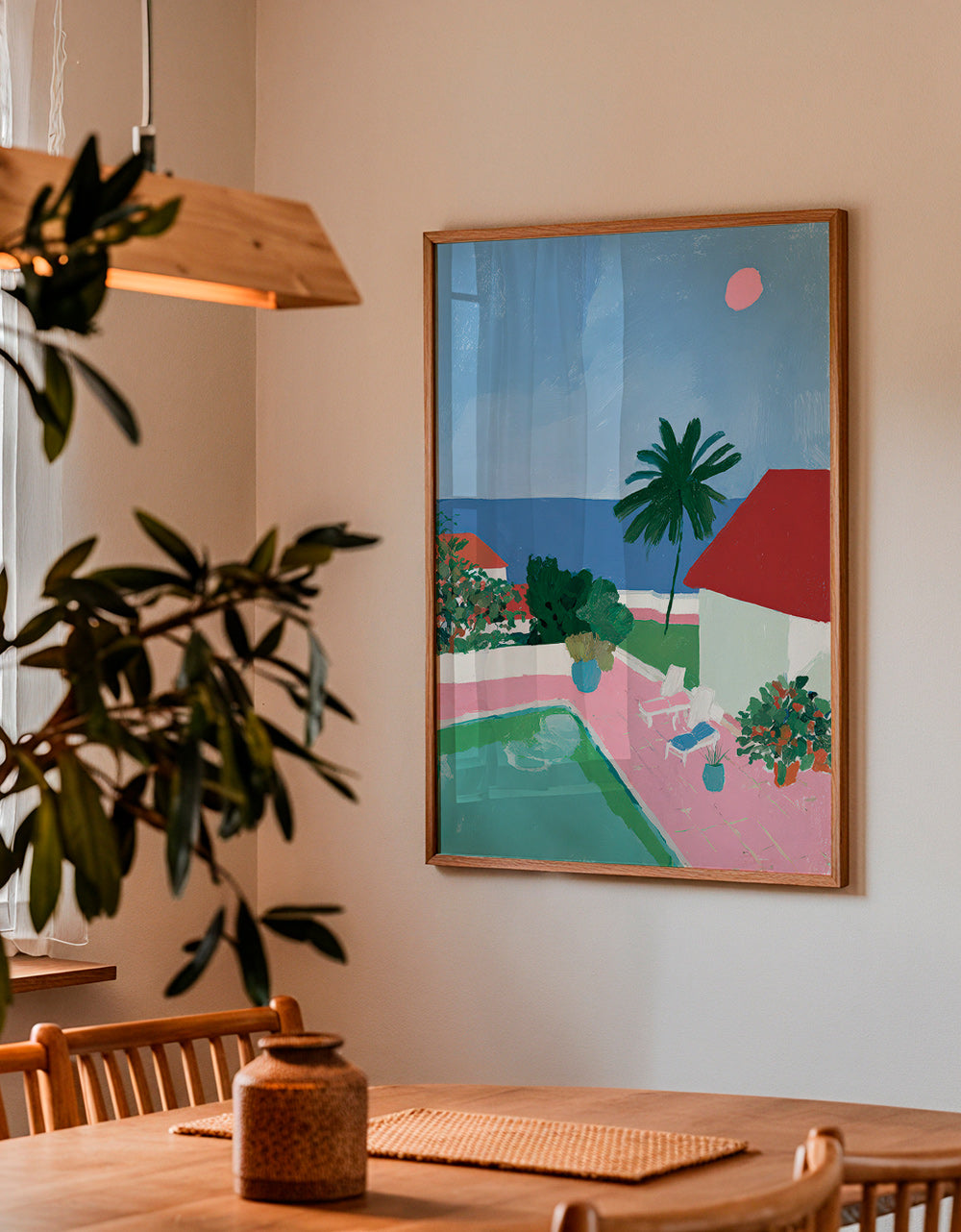 Landschap met zwembad, palmboom en rood dak